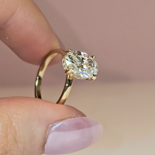 Bague de fiançailles Léa avec diamant ovale et halo caché