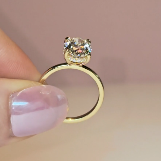 Bague de fiançailles Léa avec diamant ovale et halo caché