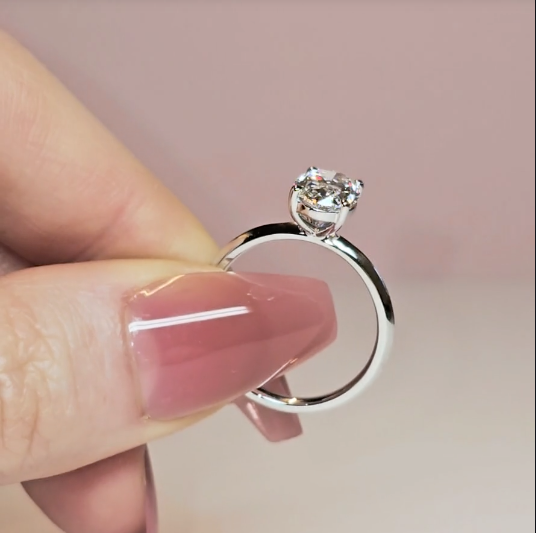 Noémie Solitaire Oval Cut With Diamond Engagement Ring