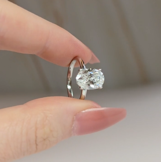Noémie Solitaire Oval Cut With Diamond Engagement Ring