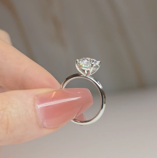 Noémie Solitaire Oval Cut With Diamond Engagement Ring