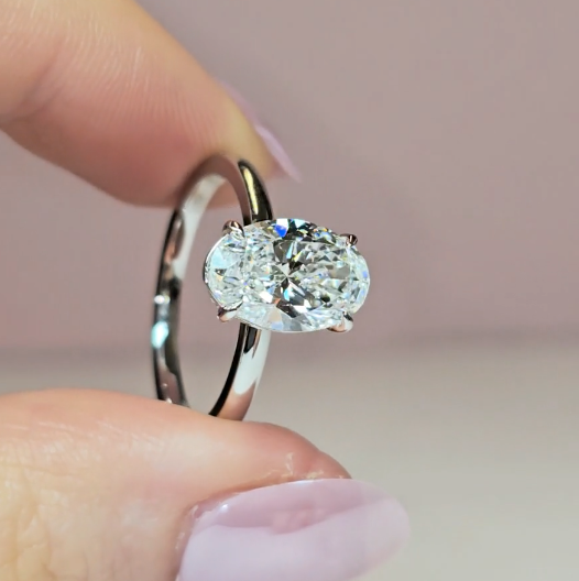 Noémie Solitaire Oval Cut With Diamond Engagement Ring