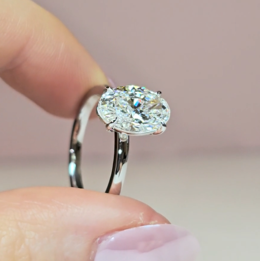 Noémie Solitaire Oval Cut With Diamond Engagement Ring