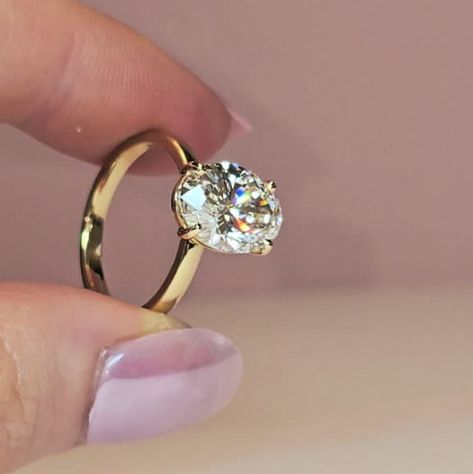 Noémie Solitaire Oval Cut With Diamond Engagement Ring