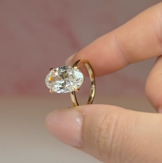 Noémie Solitaire Oval Cut With Diamond Engagement Ring
