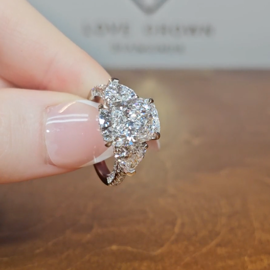 Bague de fiançailles Victoria en diamant taille coussin avec diamants latéraux taille cœur et anneau en diamant 3D