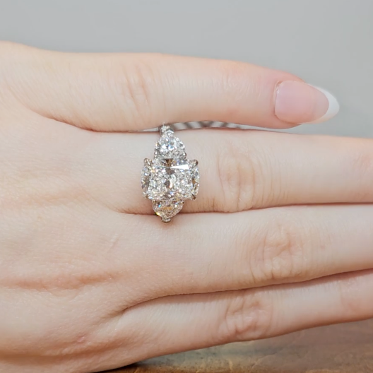 Bague de fiançailles Victoria en diamant taille coussin avec diamants latéraux taille cœur et anneau en diamant 3D