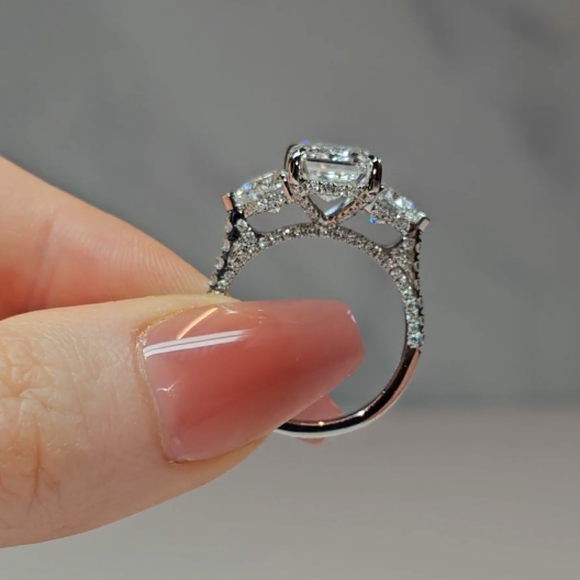 Bague de fiançailles Victoria en diamant taille émeraude avec diamants latéraux taille cœur et anneau en diamant 3D