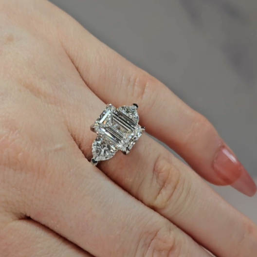 Bague de fiançailles Victoria en diamant taille émeraude avec diamants latéraux taille cœur et anneau en diamant 3D